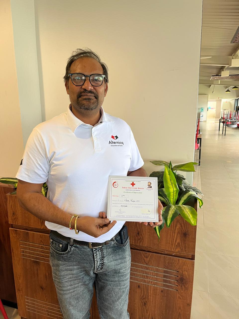 Donor with certificate at PFMECT Bangalore blood donation camp