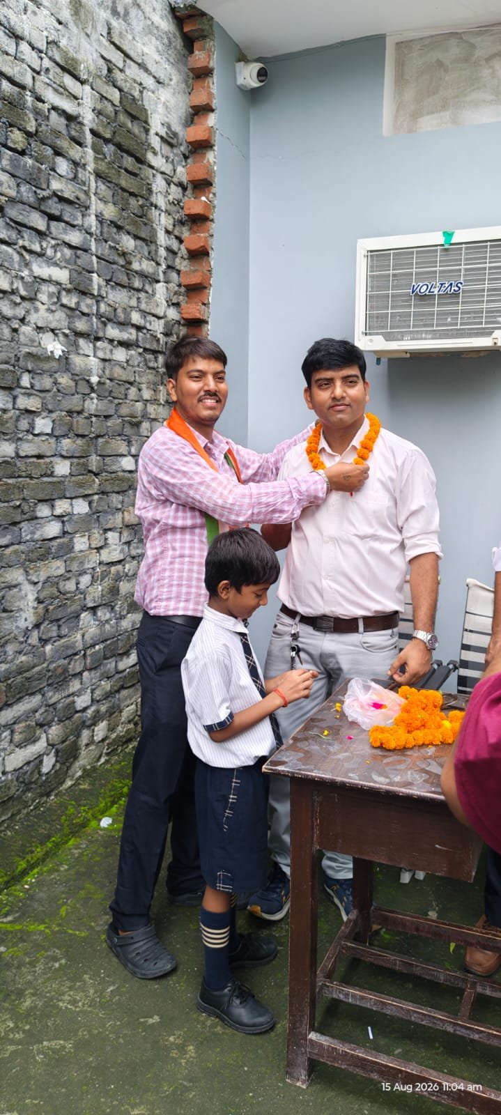 Garland ceremony honouring a participant during the programme